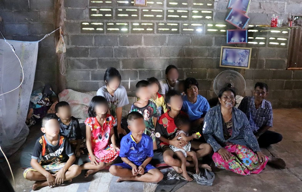 สุดเวทนา!! 16 ชีวิต อยู่บ้านหลังเดียว อดมื้อกินมื้ออยู่อย่างลำบาก