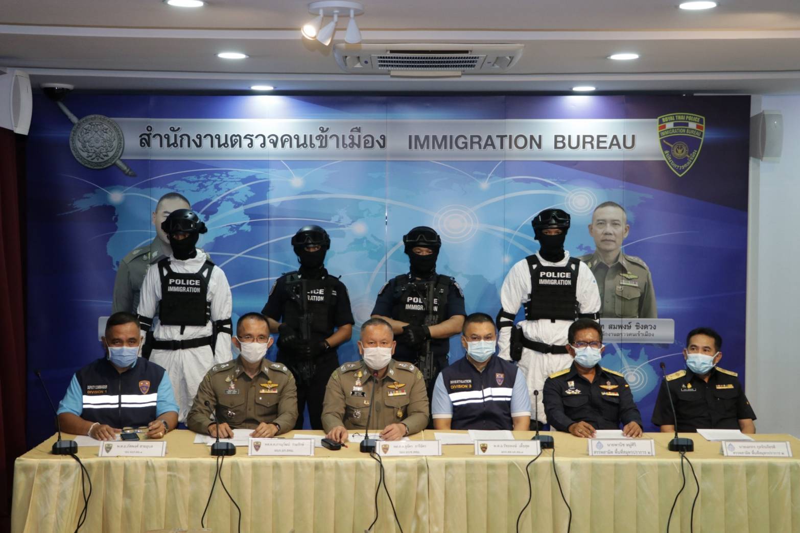 สตม.และสรรพสามิต จับหนุ่มแดนมังกรลักลอบขนบุหรี่และเหล้าผิดกฎหมาย