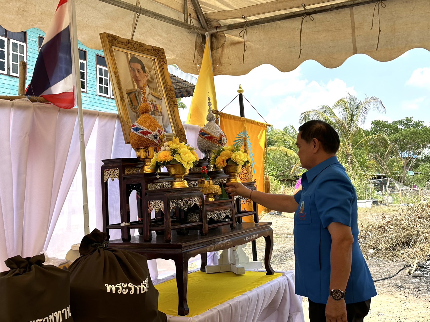 มูลนิธิราชประชานุเคราะห์ฯ เชิญถุงยังชีพพระราชทานมอบให้ครอบครัวผู้ประสบอัคคีภัยร้อยเอ็ด