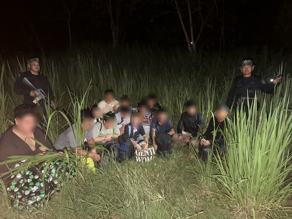 ทหารพรานจันทบุรีรวบ 14 คนไทยหนีเว็บพนันปอยเปต ซุกสวนลำไยลอบข้ามแดนกลับประเทศ 