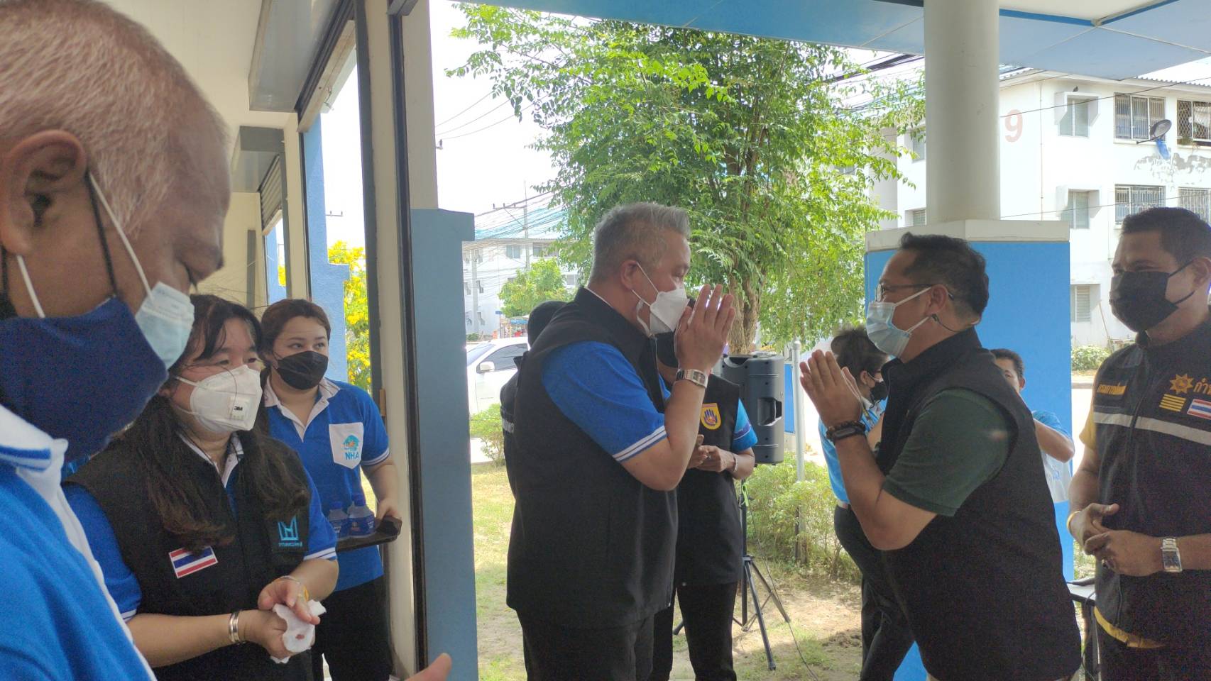 ผู้ว่าการเคหะแห่งชาติ นำคณะมอบข้าวกล่องและสิ่งของผู้ได้รับผลกระทบจากโควิด 19 บ้านเอื้ออาทรนาจอมเทียน      