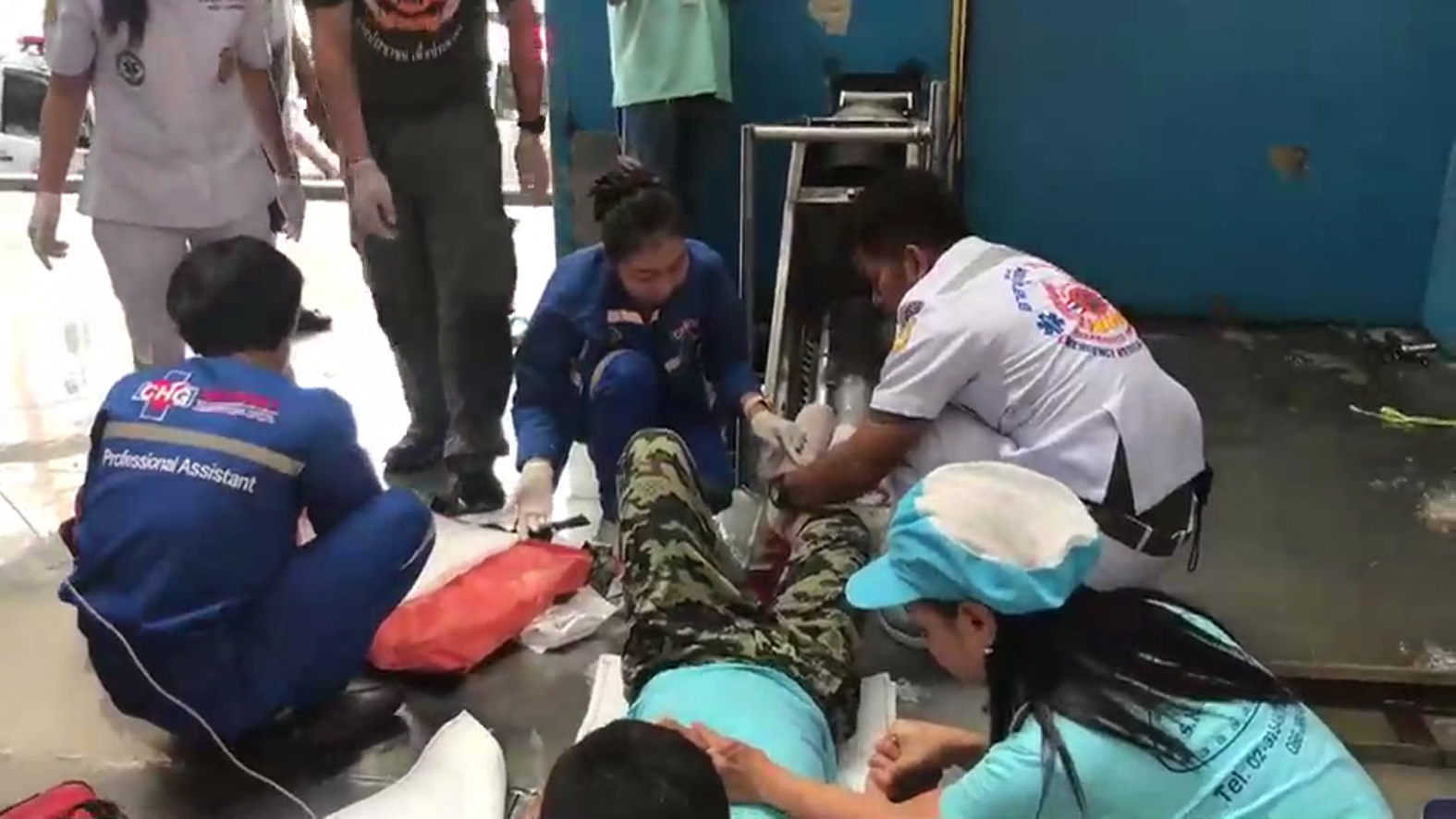  คนงานโรงน้ำแข็ง ใช้เท้าดันก้อนน้ำแข็งเข้าเครื่อง บดขาติดคาเครื่อง 
