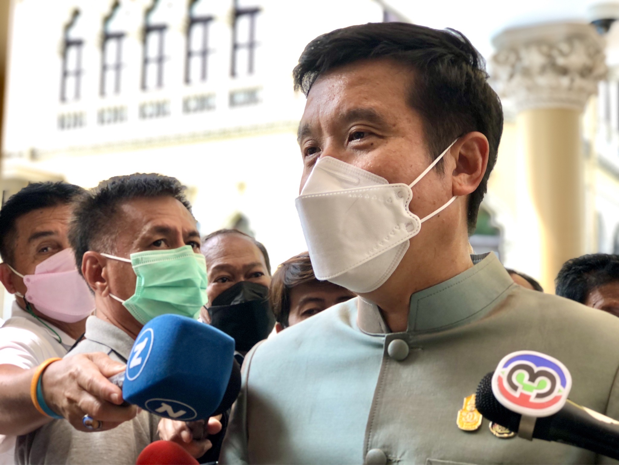 "ชัยวุฒิ" เล็งปิด แพลตฟอร์มหมิ่นสถาบันเพิ่ม แนะ สมาคมวิชาชีพคุมกันเอง รบ.ไม่ยุ่ง ชี้ตปท.ต้องเคารพความรู้สึกคนไทย 