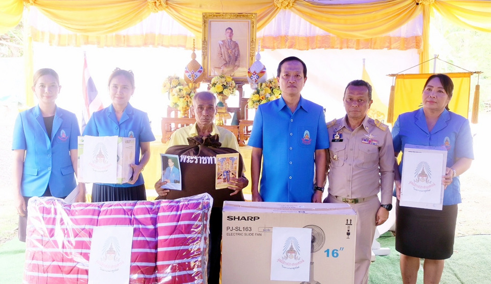 มูลนิธิราชประชานุเคราะห์ มอบสิ่งของพระราชทาน ช่วยผู้ประสบอัคคีภัยศรีสะเกษ
