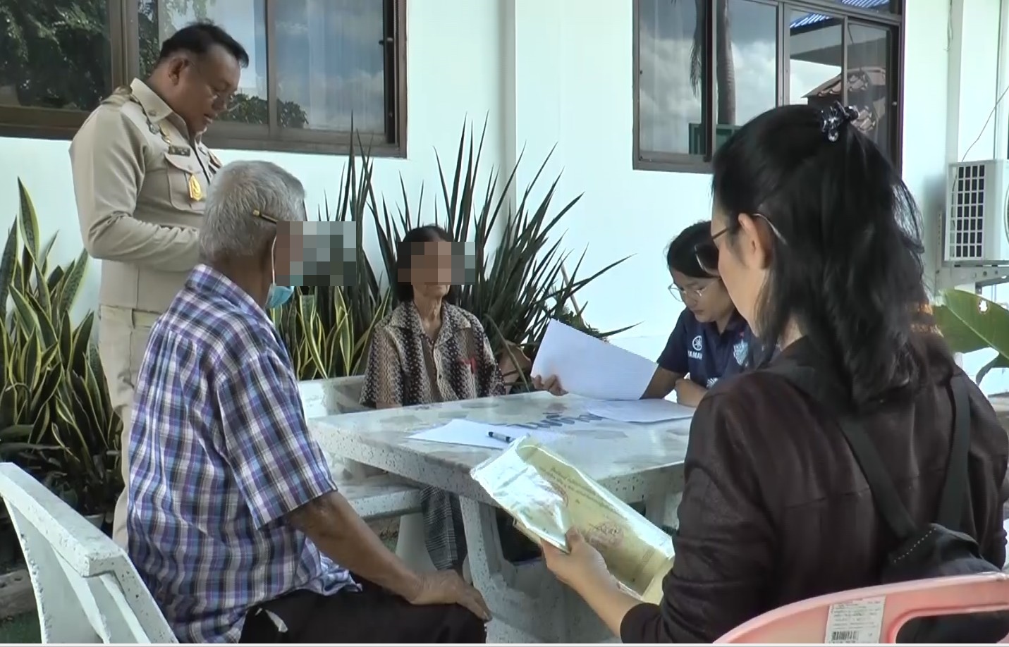 ตายายร้องศูนย์ดำรงธรรมช่วยเหตุถูกอดีตผอ.รร.ยึดที่ สปก.เกือบ 20 ปีแฉมีชาวบ้านโดนกว่า 10 คน