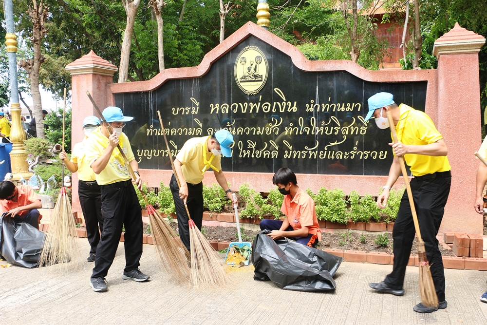 ผู้ว่าฯ-นายก อบจ.พิจิตร นำทีมจิตอาสา Big Cleaning Day "หลวงพ่อเงิน" วัดบางคลานสยบเรื่องวุ่นวาย      