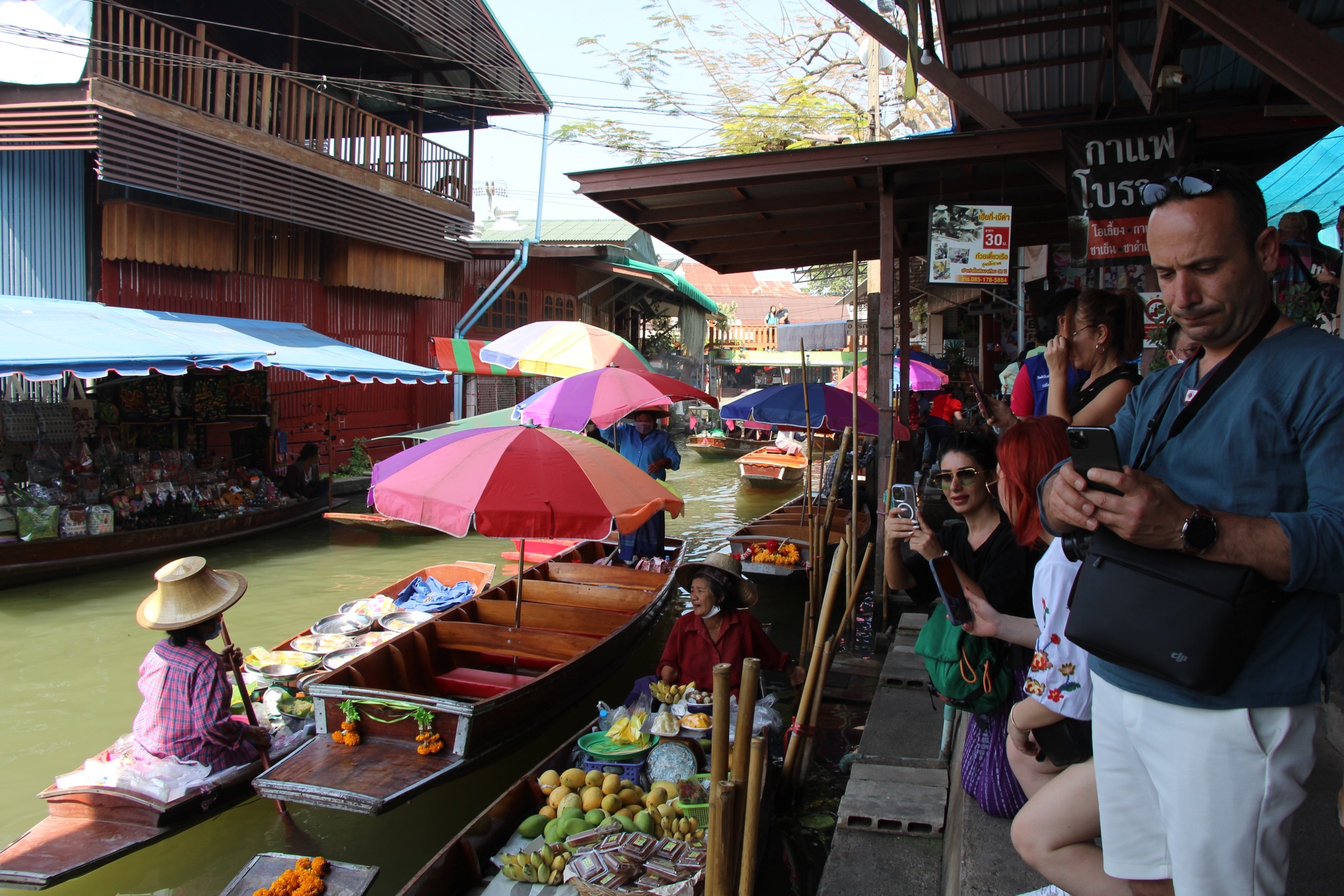นักท่องเที่ยวโวย!! โดนโก่งราคาค่าเรือในตลาดน้ำดำเนินสะดวก แพงยับ