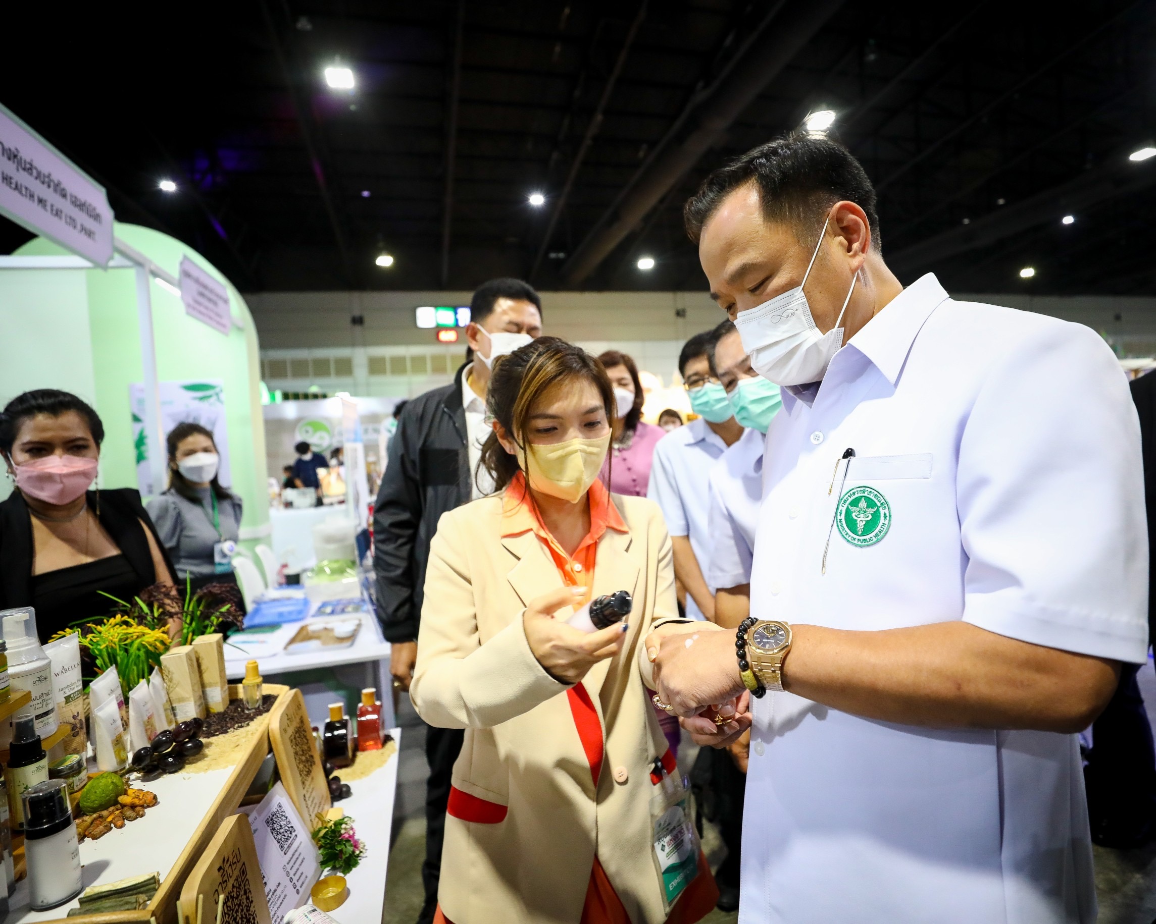"อนุทิน" ลุยเยี่ยมงาน "มหกรรมสมุนไพรแห่งชาติ" ผู้ประกอบการปลื้ม กลับมาอุดหนุนตามคำสัญญา