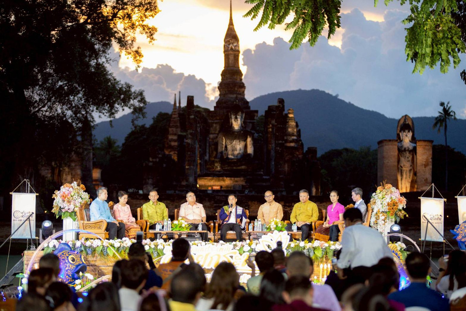 ชวนเที่ยวงานประเพณีลอยกระทง เผาเทียน เล่นไฟ จังหวัดสุโขทัย ประจำปี 2568