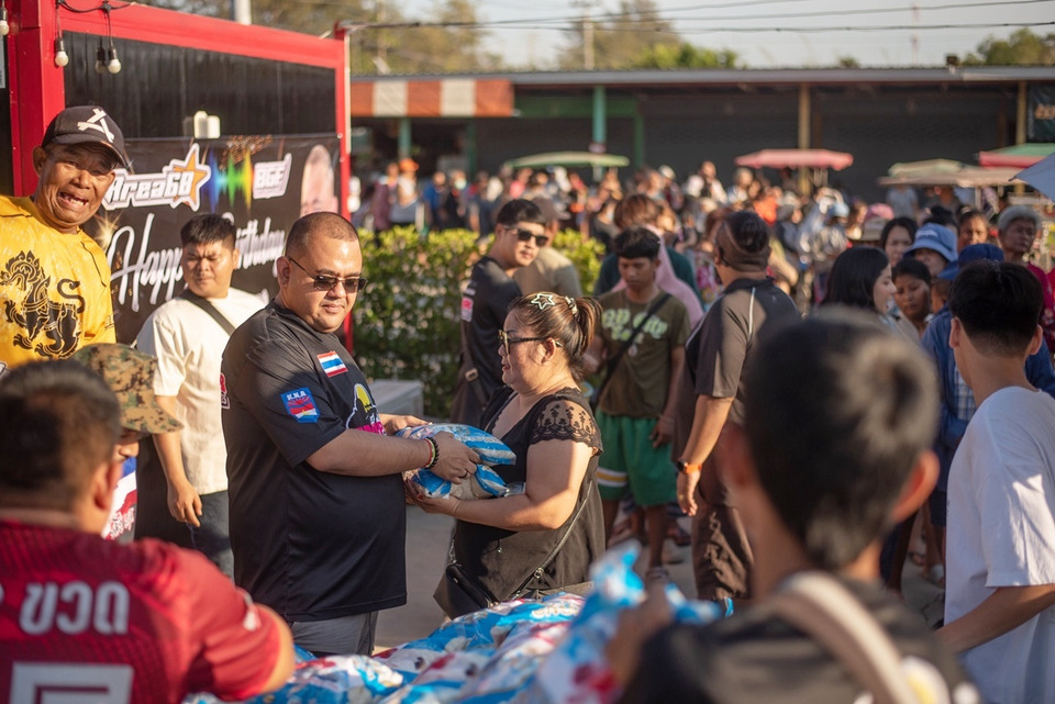 "เสี่ยเบลล์ แสมสาร" ฉลองวันเกิดแจกข้าวสาร 936 ถุง ช่วยผู้มีรายได้น้อยสัตหีบ