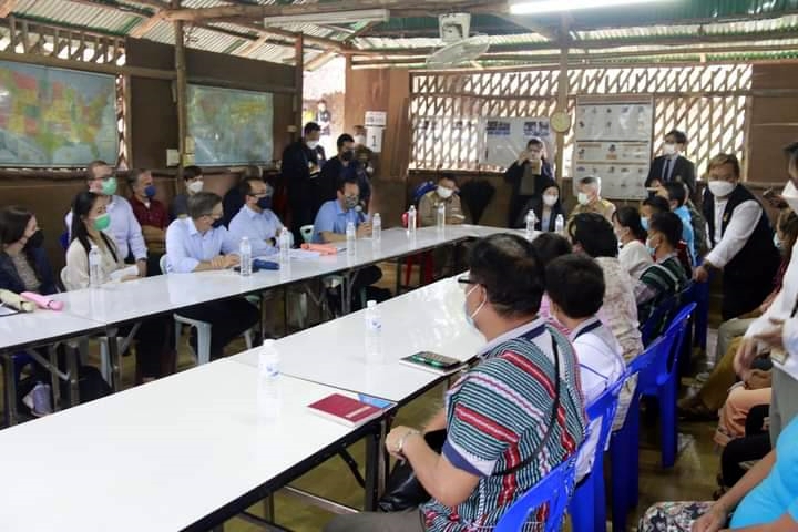 เอกอัครราชทูตสหรัฐฯประจำประเทศไทย ตรวจเยี่ยมพื้นที่พักพิงชั่วคราวฯ บ้านแม่หละ ติดตามงานตั้งถิ่นฐานในประเทศที่สาม 