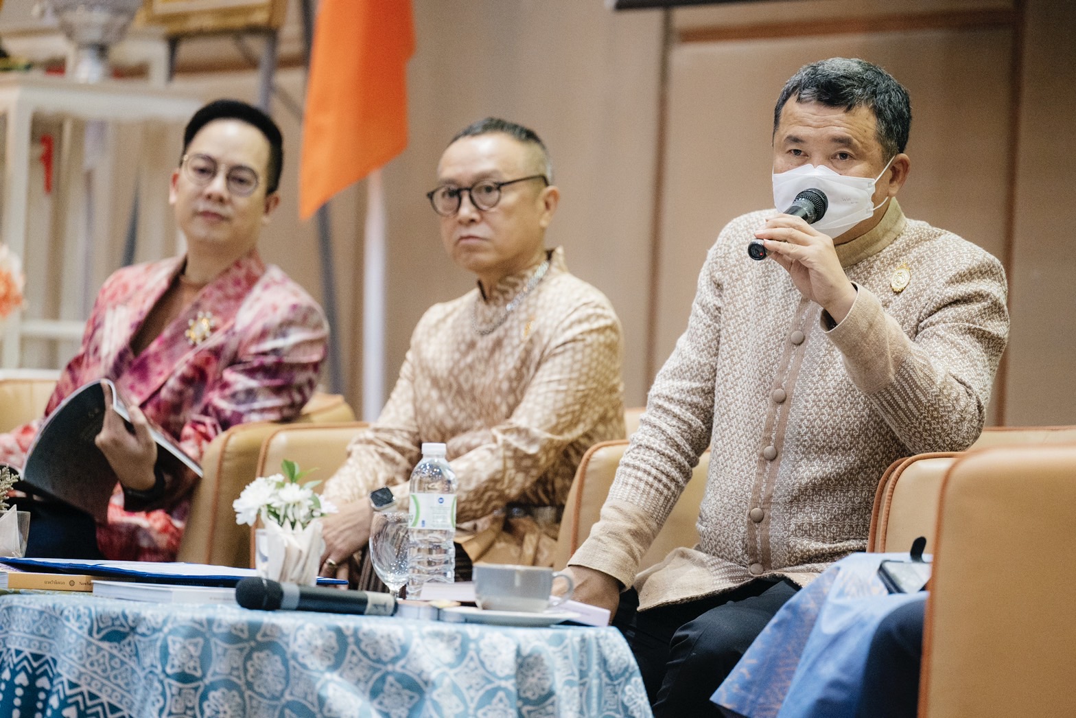 ปลัด มท. โค้ชชิ่งช่างทอผ้าภาคกลาง ชวนคนรุ่นใหม่ส่งผลงานผ้าลายดอกรักราชกัญญาเข้าประกวด