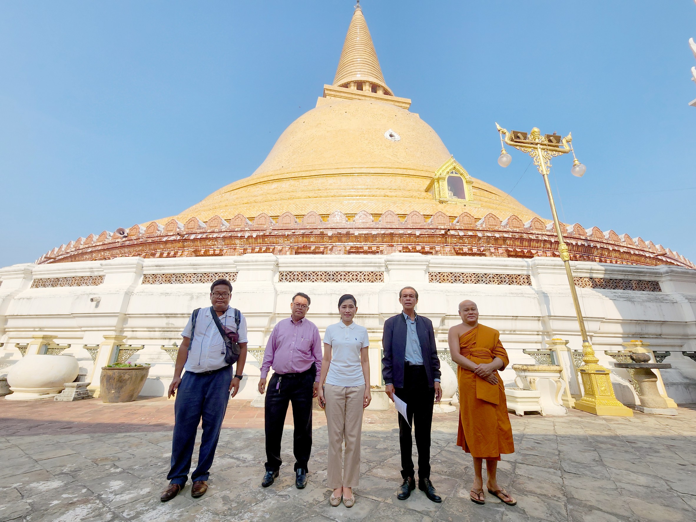 พ่อเมืองนครปฐม นำหน.พิพิธภัณฑ์พระปฐมเจดีย์ ตรวจสอบรอยร้าวความเสียหายรอบองค์พระปฐมเจดีย์ 