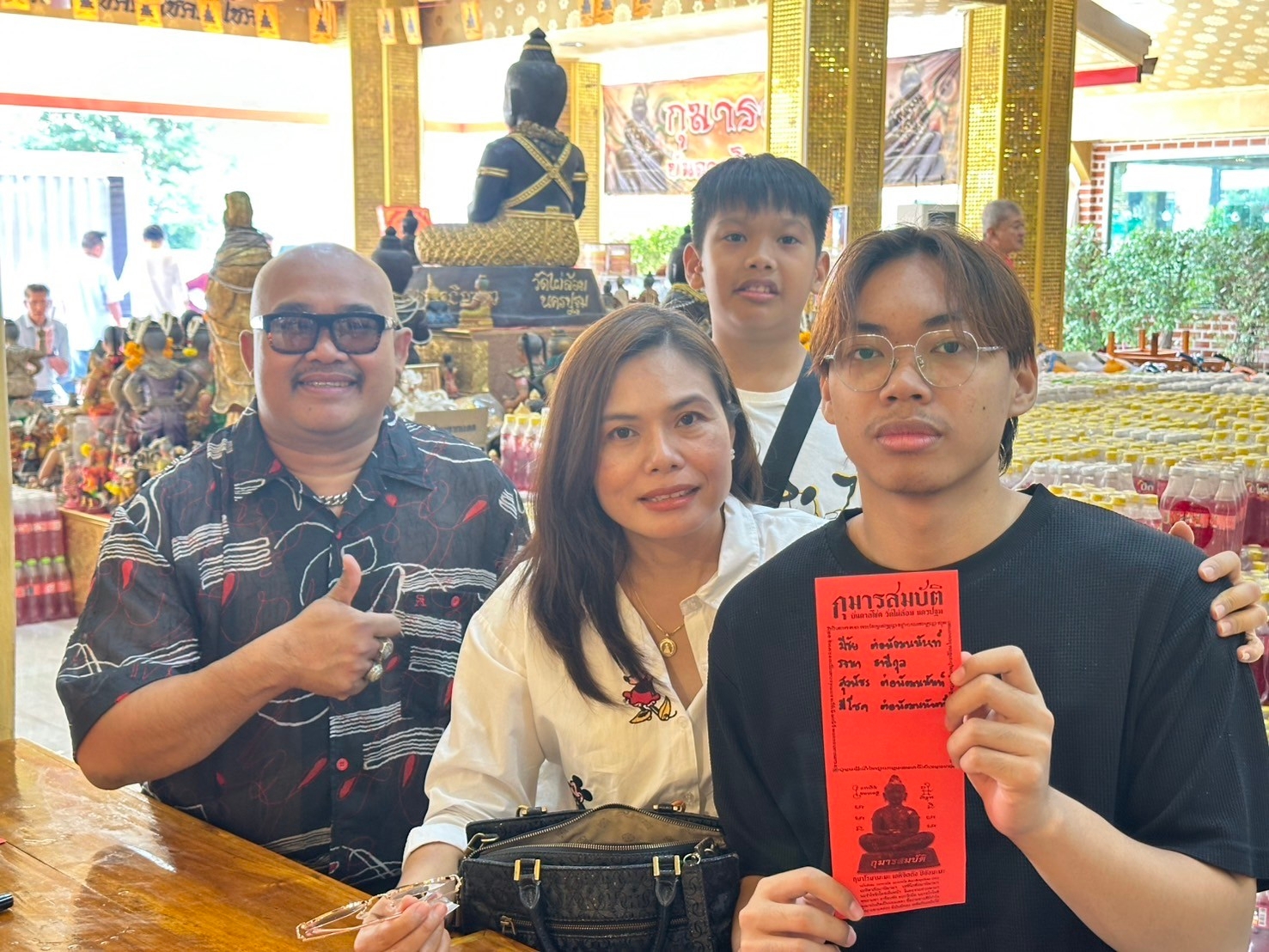 คนรุ่นใหม่ตื่นกระแสปังกุมารสมบัติวัดไผ่ล้อมแห่ขอพรธุรกิจขอโชคพ่วงสองเลขเด็ดคึกคัก 