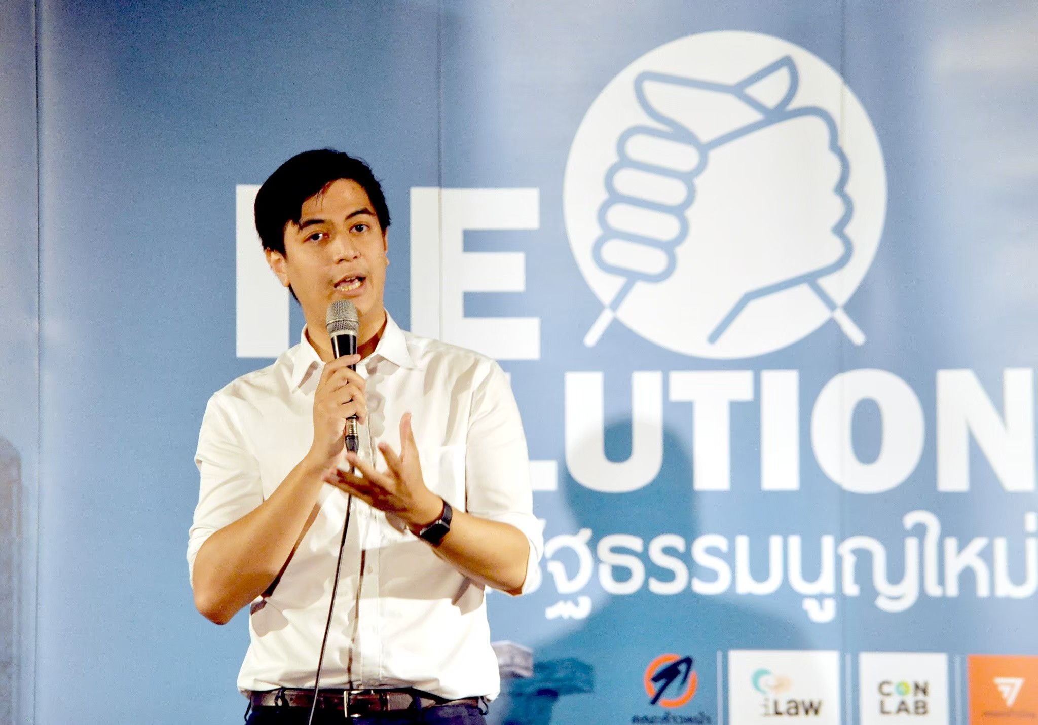 "ไอติม" แนะ "นายกฯ-อนุทิน" ใช้มาตรฐานเดียวกัน จี้ "รมต." ติดโควิด แสดงความรับผิดชอบ