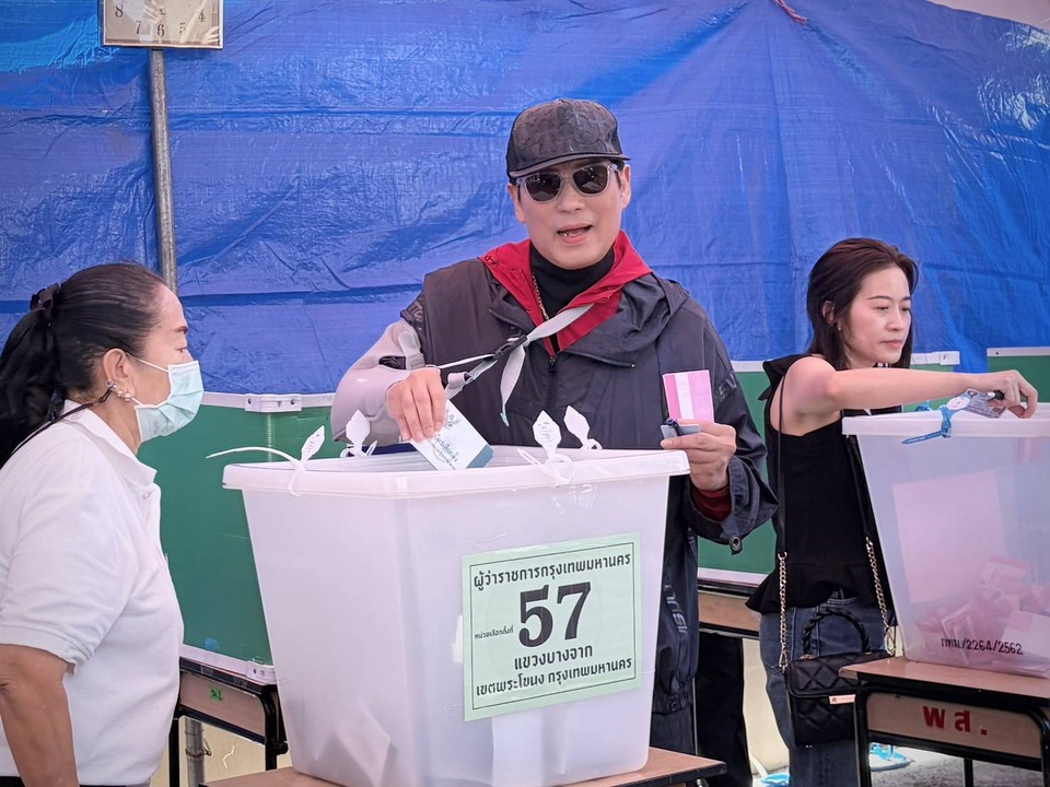 "เบิร์ด ธงไชย" ใช้สิทธิ์เลือกตั้งผู้ว่าฯ กทม.-ส.ก. เผยหวังเห็นเมืองดีขึ้น ห่วงปัญหาผู้สูงอายุและโครงสร้างเมือง