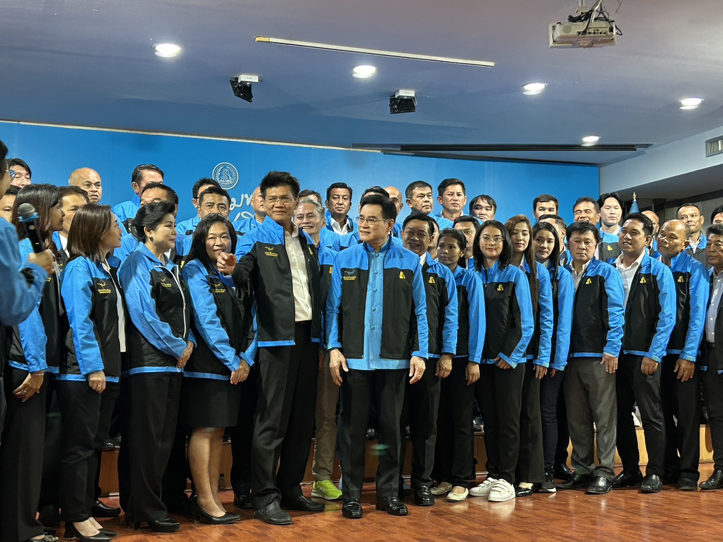 ปชป. เปิดตัว ผู้สมัครภาคกลาง 106 เขต  "สาธิต" ปรับยุทธศาสตร์หาเสียง สร้างเครือข่ายผ่านโซเชียลมีเดียเจาะทุกกลุ่ม