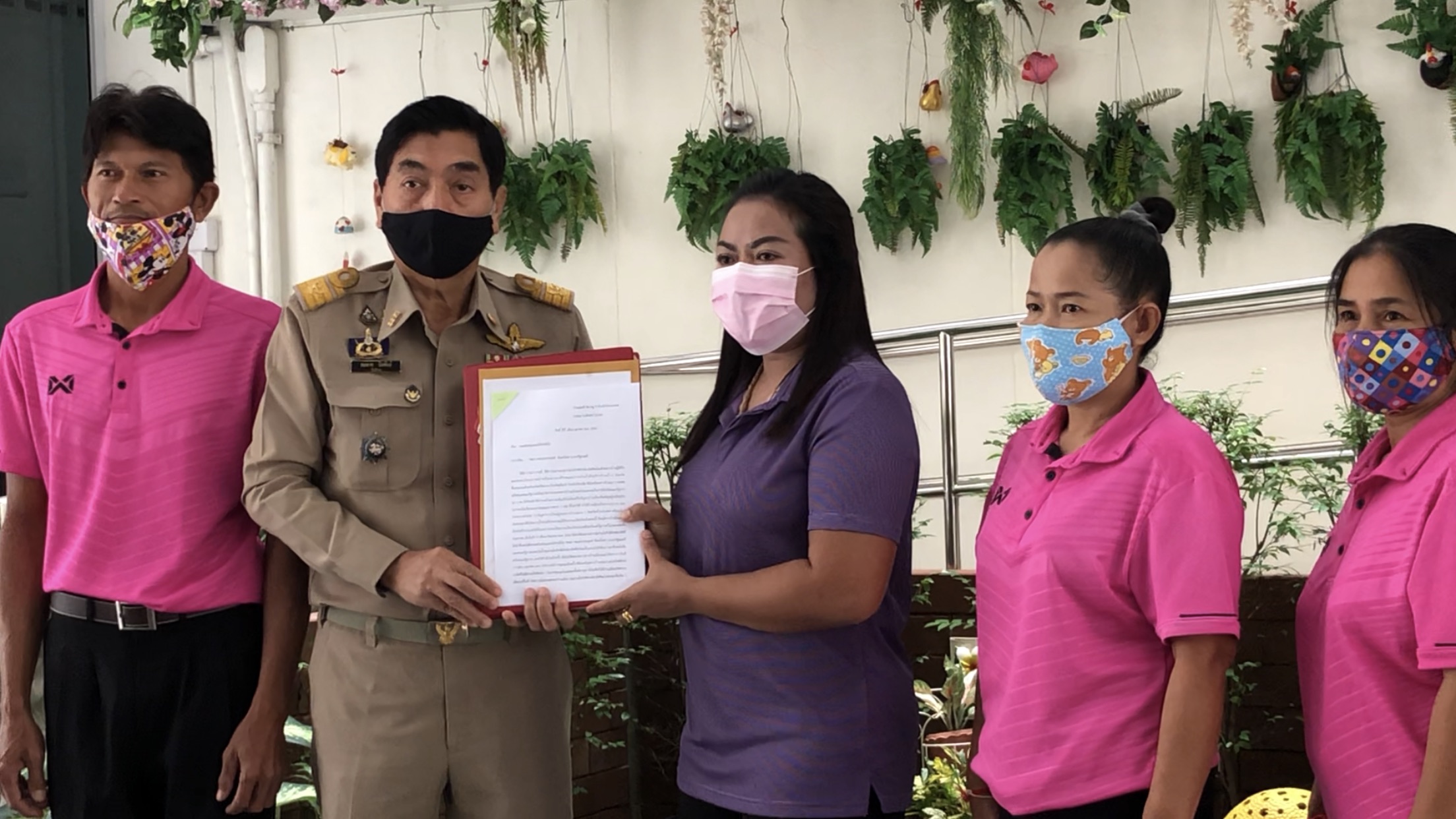 ชาวบ้าน 3 จว. อีสานรุดทำเนียบ ให้กำลังใจบิ๊กตู่ บอกสู้ๆ รับม็อบ14 ตุลา เดินหน้าบริหารบ้านเมือง