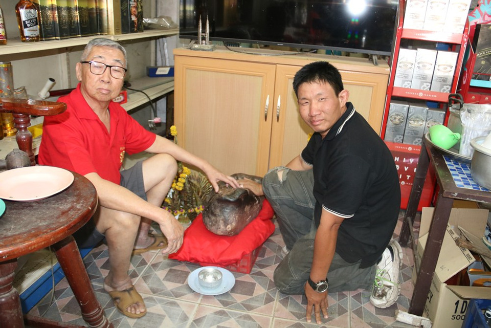 ฮือฮา! "พญากบ" หินประหลาดในกาฬสินธุ์ เรืองแสงหลังตรุษจีน คอหวยแห่ขอโชคลาภคึกคัก