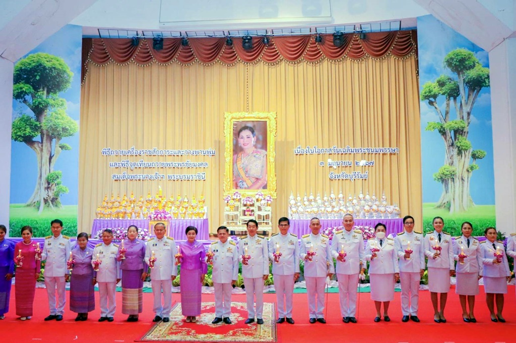ผู้ว่าฯบุรีรัมย์ นำส่วนราชการ วางพานพุ่ม ถวายพระพรชัยมงคล "พระราชินี"