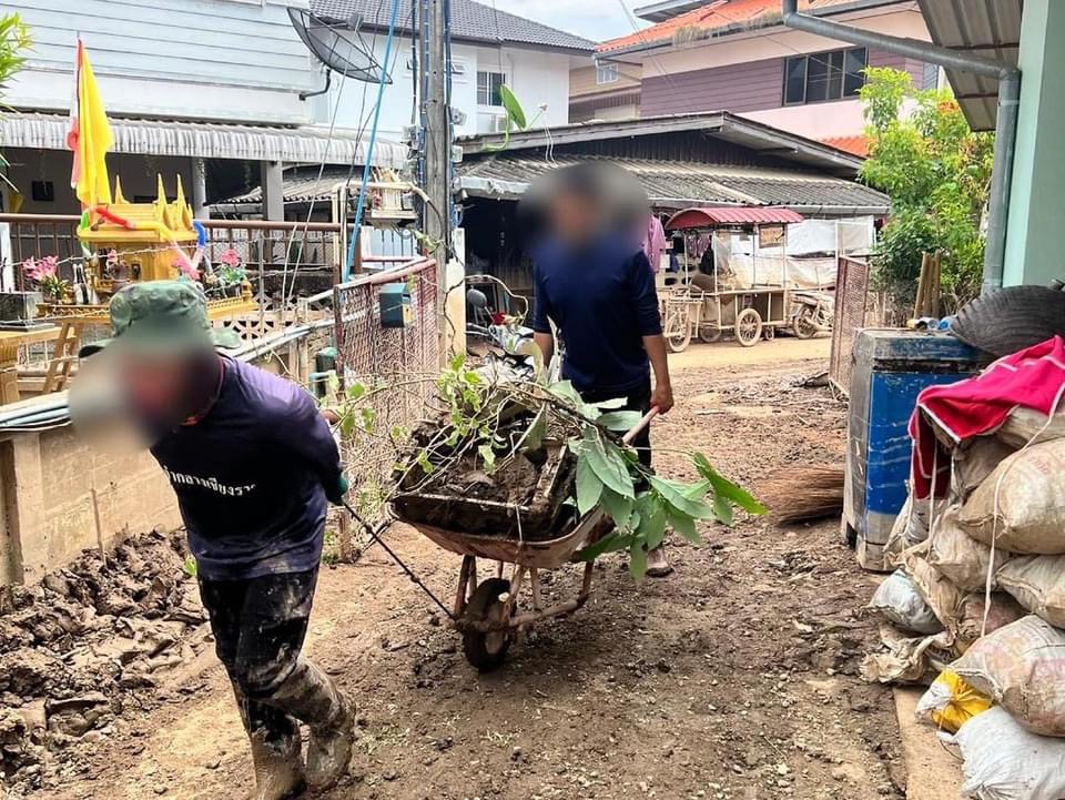 เรือนจำกลางเชียงราย นำผู้ต้องขัง ออกช่วยเหลือประชาชนที่ได้รับผลกระทบจากอุทกภัย