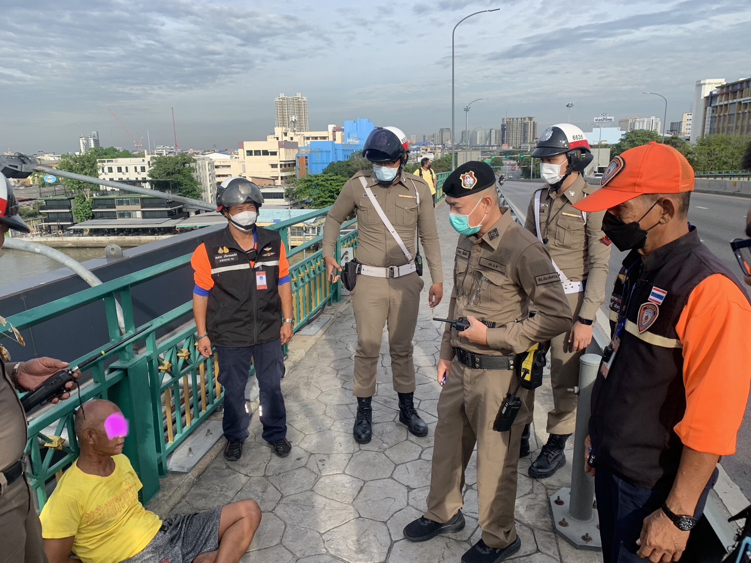 ระทึก 'ส.ต.อ.'ชนะสงคราม บุกชาร์จตัวชายใช้มีดจี้คอตัวเองบนสะพานปิ่นเกล้า