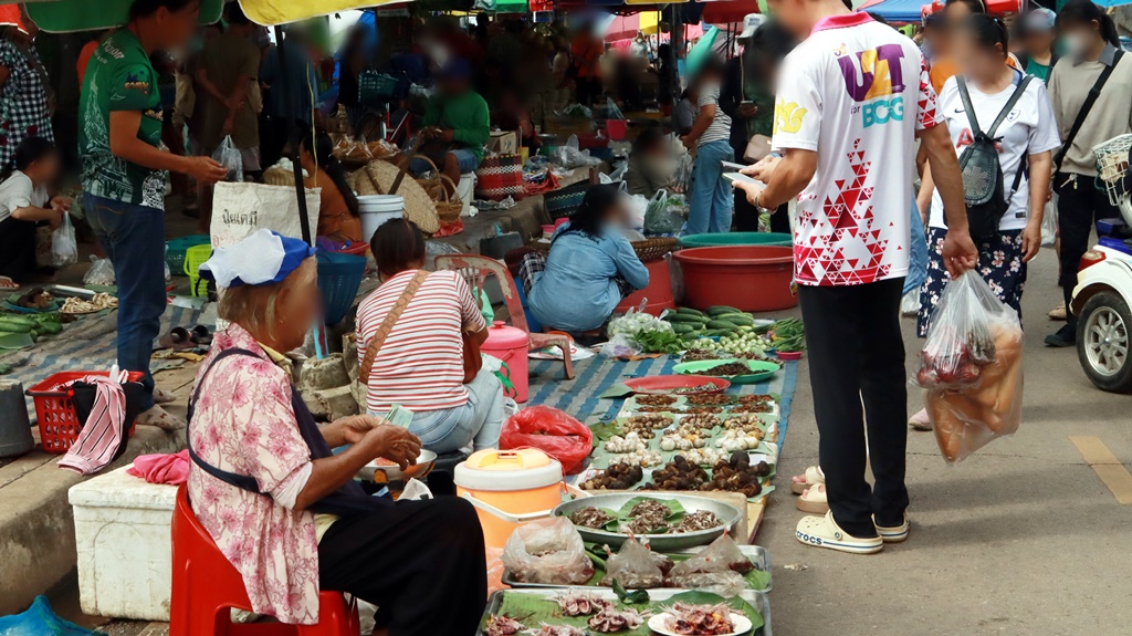 ชาวบ้านโวยสองมาตรฐาน ตลาดจุดผ่อนปรนธาตุพนม แมงแคงยังถูกยึด