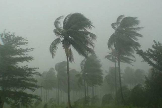 พายุฝนถล่ม 4 จังหวัดบ้านเรือนเสียหายนับสิบ ปภ.เร่งช่วยเหลือ