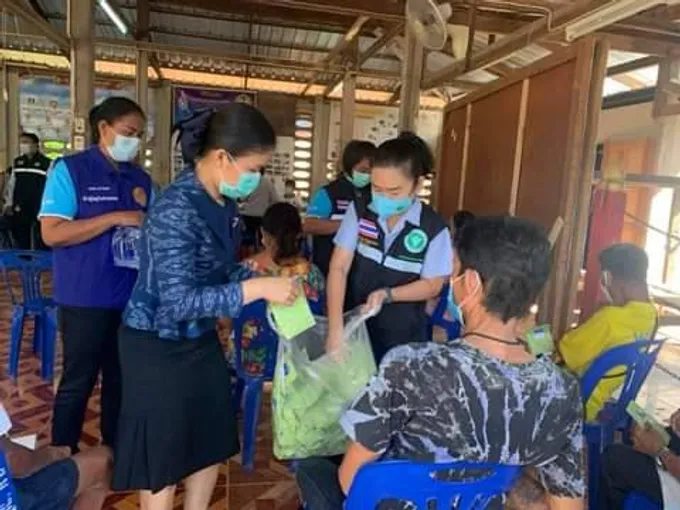 ประธานสภาอบจ.ยโสธรลงพื้นที่ให้กำลังใจ  ปชช.และบุคลากรทางการแพทย์ฉีดวัคซีนตามหมู่บ้าน