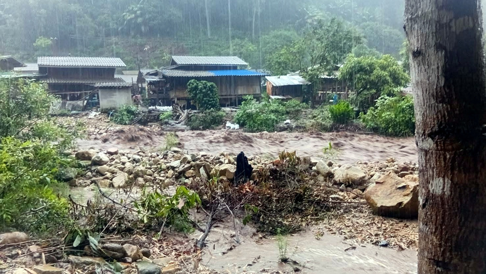 ขุนยวมเตือนด่วน! หินถล่ม-น้ำป่าไหลหลาก รถผ่านได้เลนเดียว เสี่ยงอันตรายฝนตกหนัก