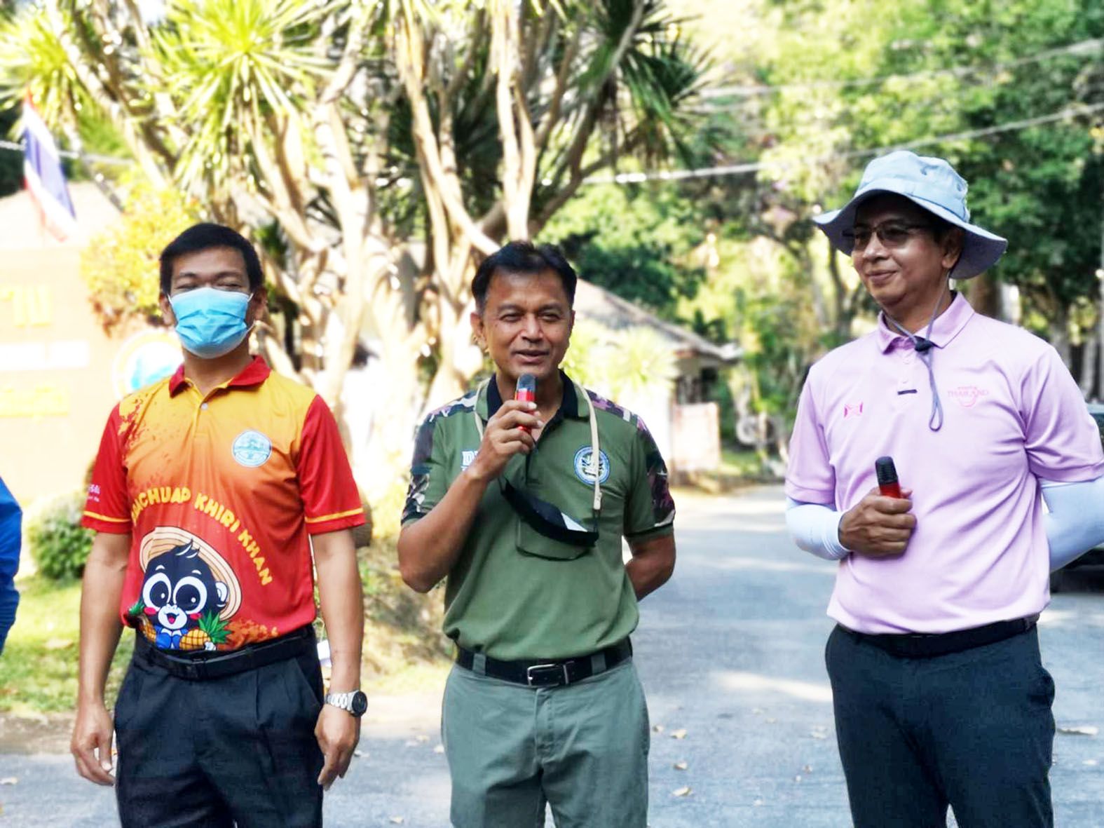นทท.คึกคักแห่พิชิตยอดเขาหลวง อช.น้ำตกห้วยยาง