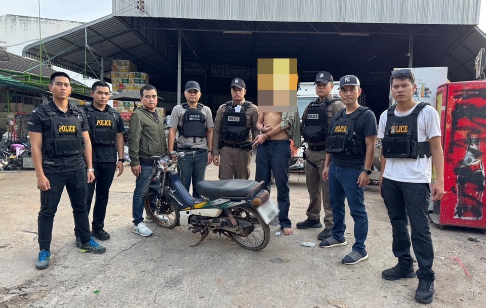 ตร.กาฬสินธุ์จับหนุ่มเมายาบ้า ขู่ทำร้ายแม่–ลักรถป้า พบของกลาง 37 เม็ด