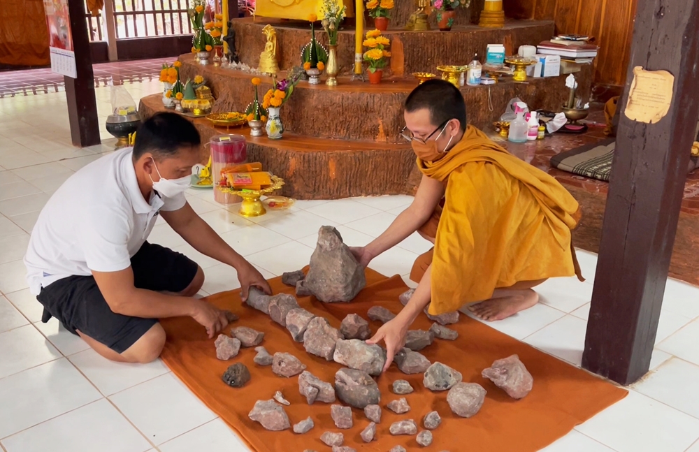 ผงะ!! พระออกธุดงค์ พบโครงกระดูก "ไดโนเสาร์" อายุกว่า 200 ล้านปี