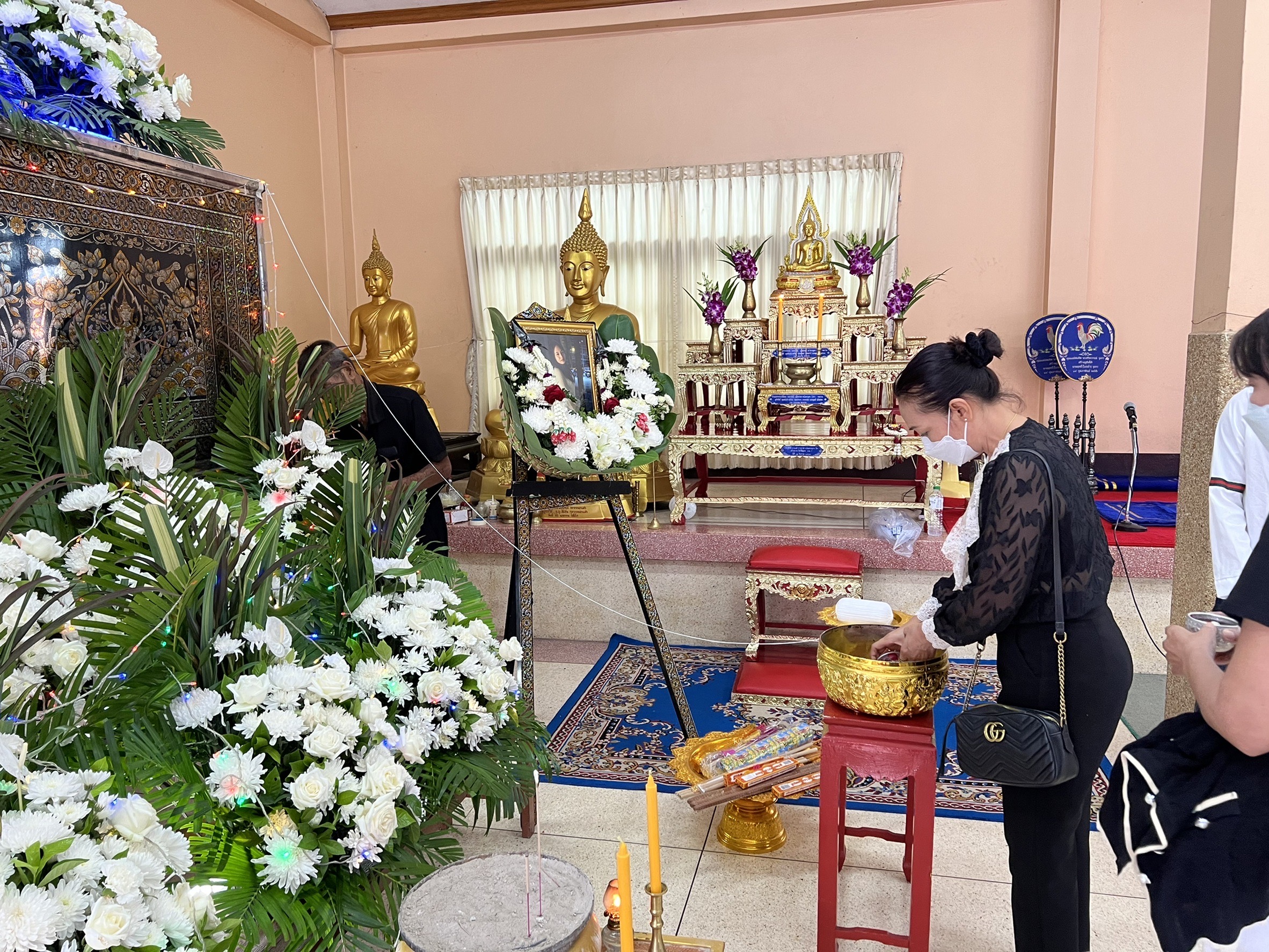 ครอบครัวนำร่างน้องมาย ประกอบพิธีทางศาสนา เผยต้องยืมเงินญาติจ่ายค่ารักษาเอง ด้านเจ้าของผับพร้อมช่วย 5 หมื่น 