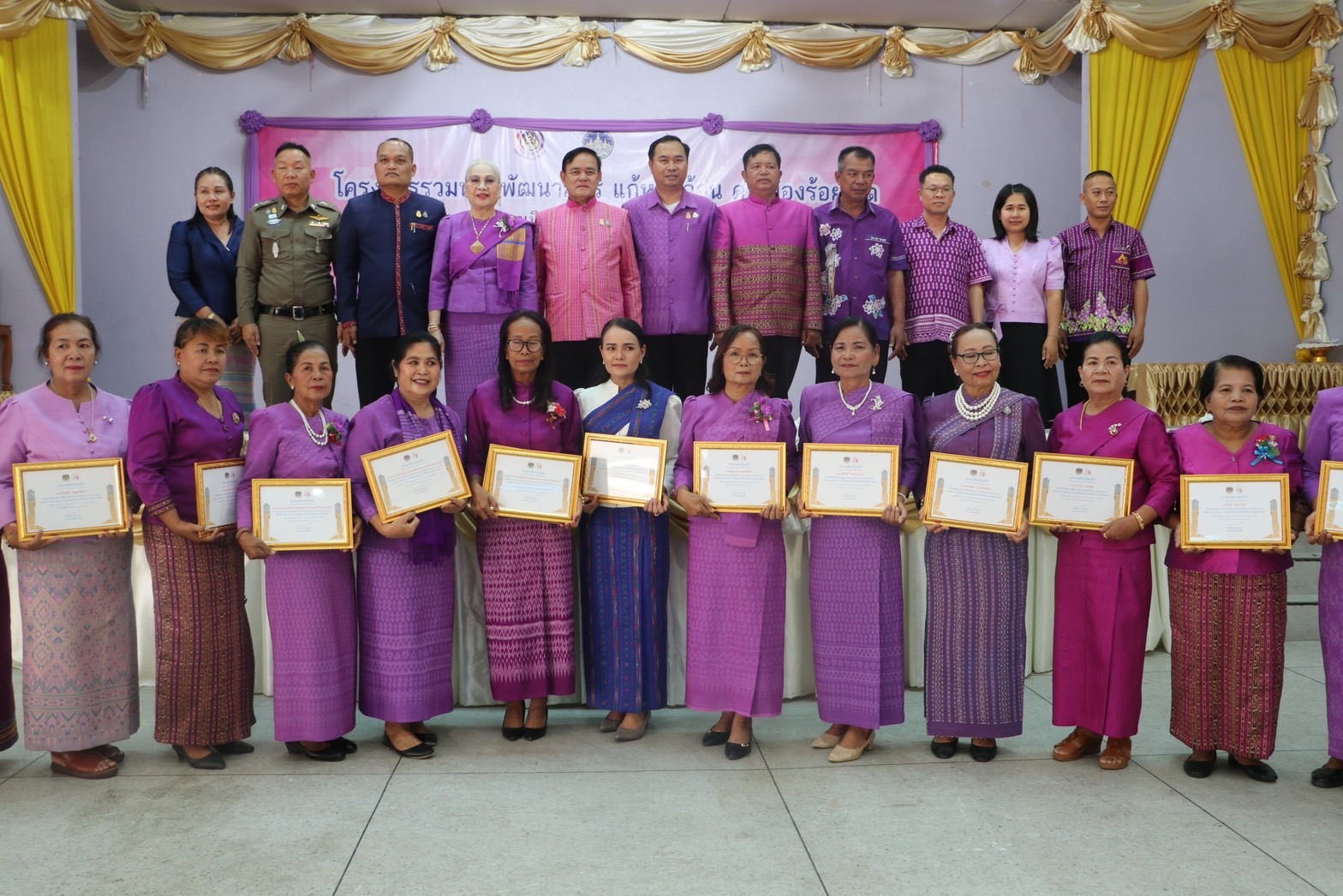รอง ผวจ.ร้อยเอ็ด เปิดโครงการรวมพลังพัฒนาสตรี แก้หนี้แก้จน คนเมืองร้อยเอ็ด