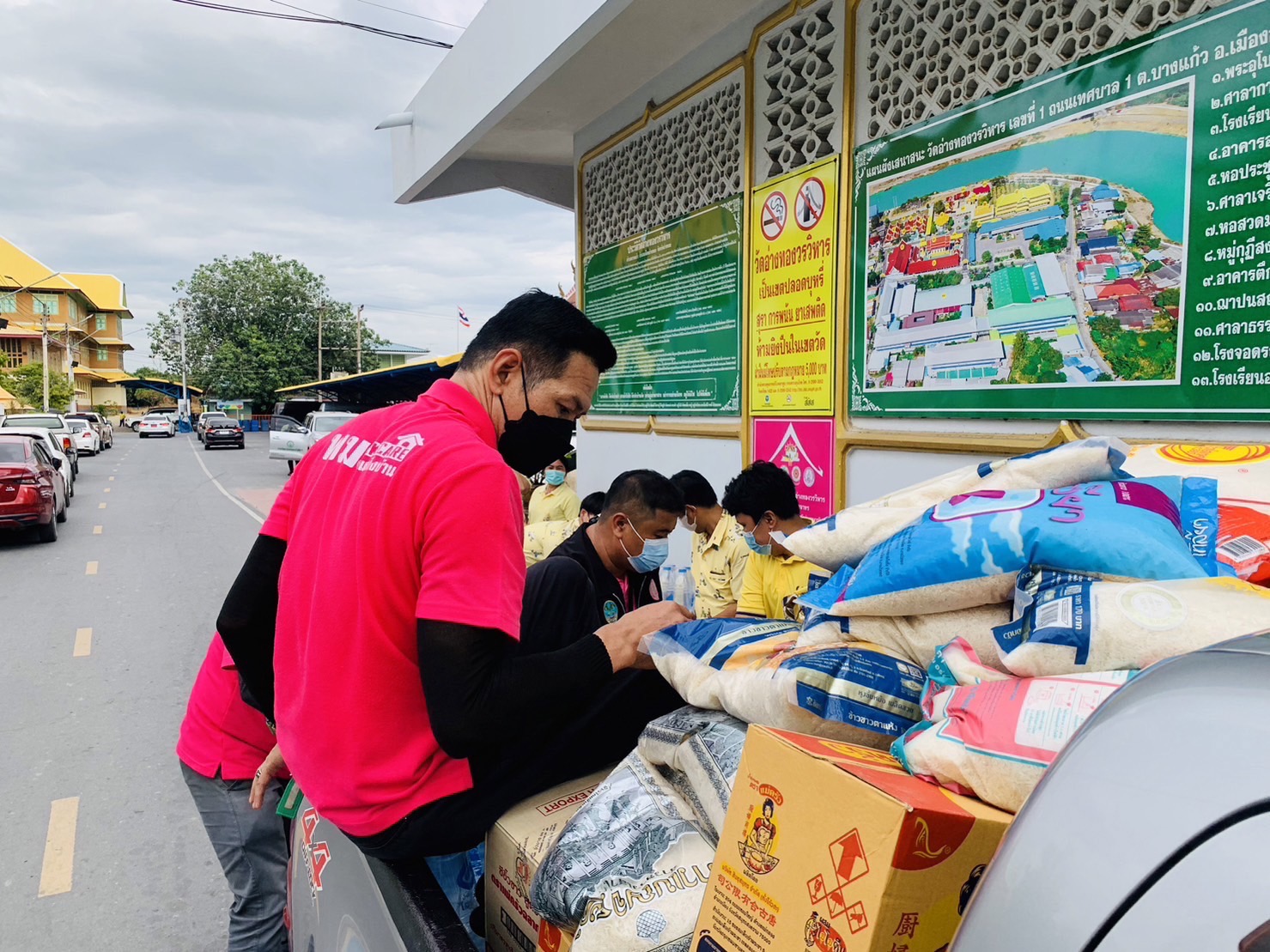 ศูนย์ช่วยเหลือสังคมวัดอ่างทองวรวิหาร ช่วยเหลือกลุ่มเปราะบางและเยียวยาครอบครัวผู้ประสบอุทกภัย