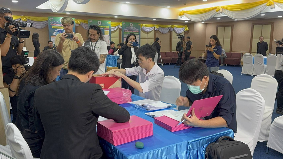 "พรรคประชาชน" มาแล้ว ! หอบลังเอกสาร 3 กล่อง มารับหนังสือรับรอง สส. 