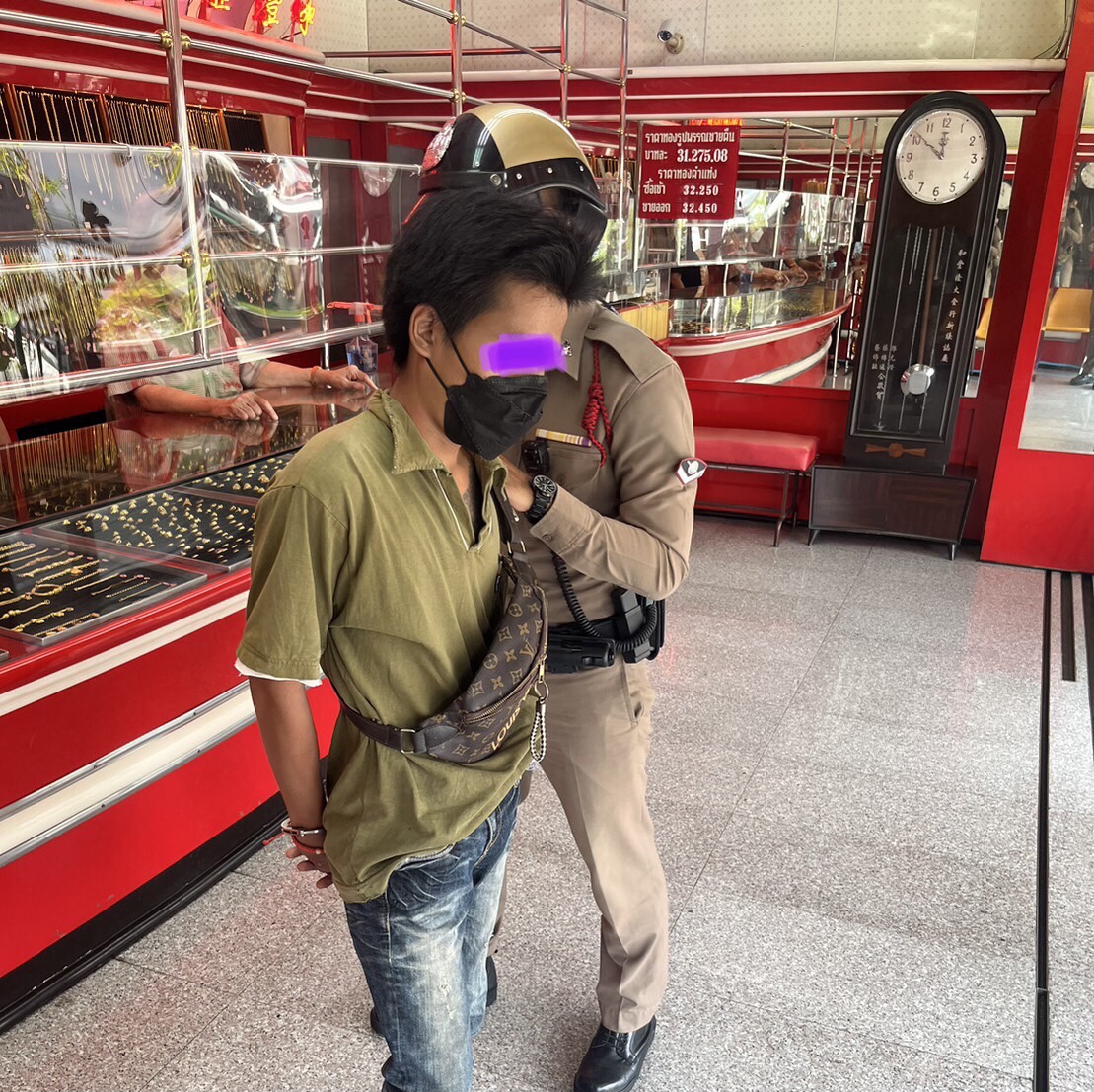 หนุ่มติดหนี้นอกระบบ วิ่งราวทอง แต่ไม่รอด พนักงานไหวตัวล็อคประตู โดนรวบคาร้าน