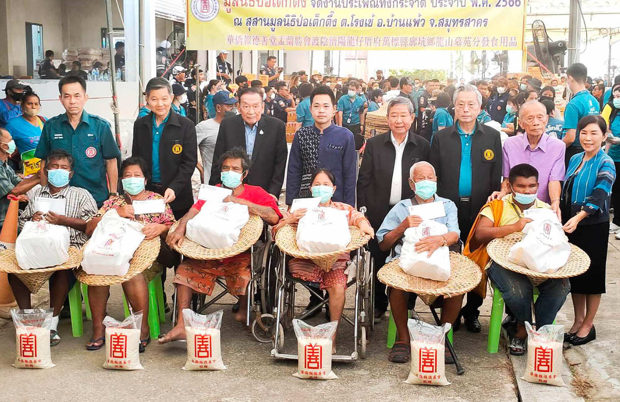 “มูลนิธิป่อเต็กตึ๊ง” ลุยอำเภอบ้านแพ้ว จัดงานประเพณีทิ้งกระจาด 5,000 ชุด