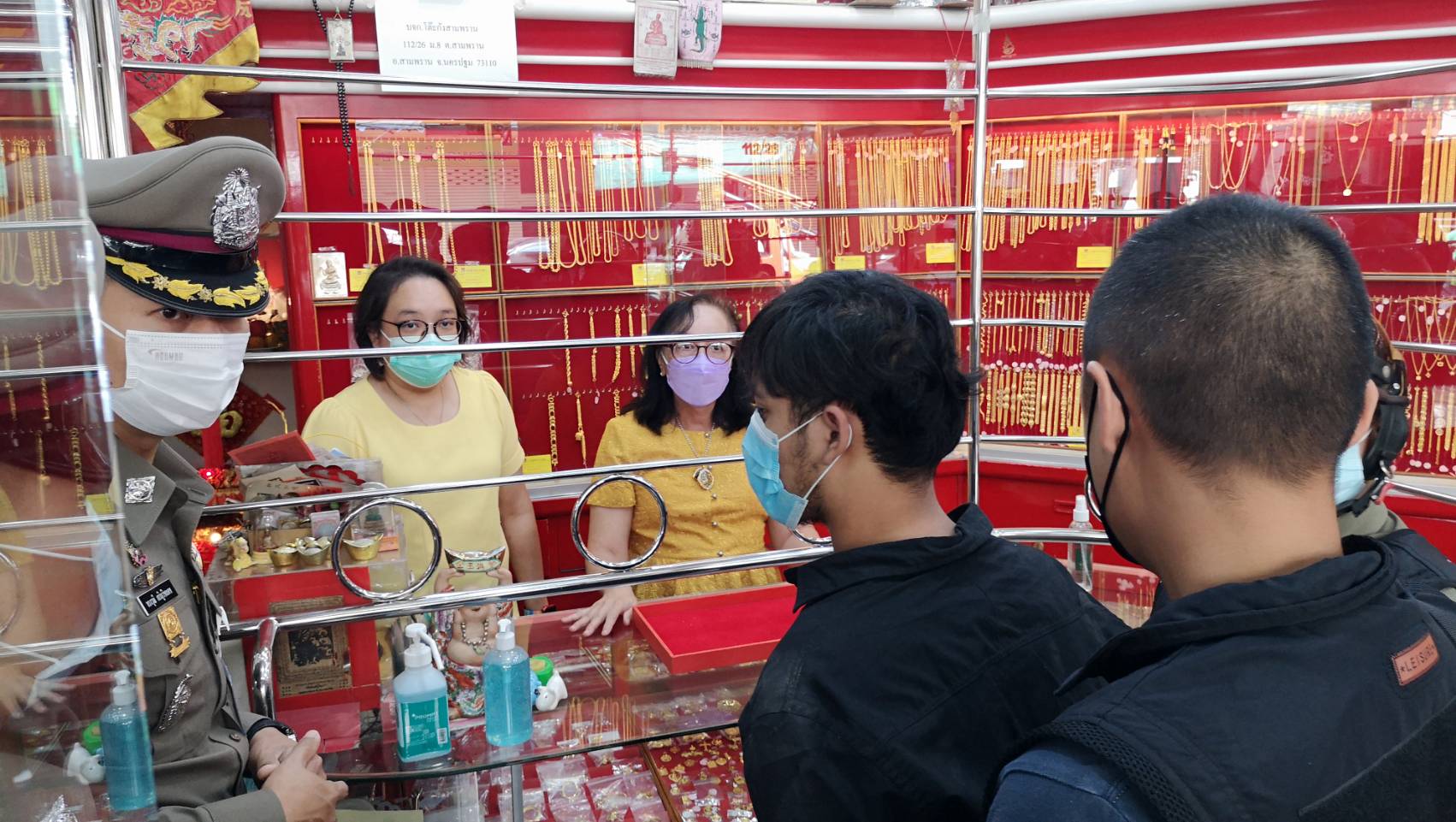 หนุ่มพ่อลูกอ่อน ตกงานตัดสินใช้ปืนบุกจี้ร้านทอง ถูกตำรวจ  - ชาวบ้าน รวบตัวได้