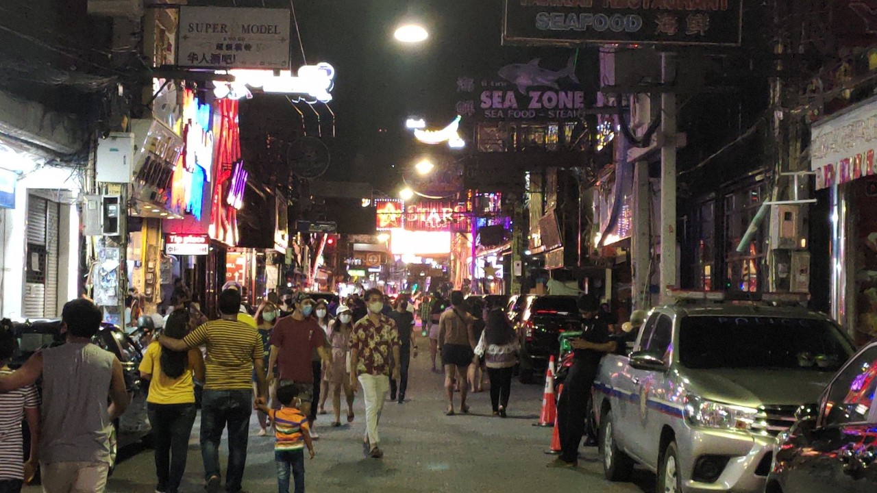 ชายหาดพัทยา วอล์คกิ้งสตรีท คึกคักนักท่องเที่ยวท่องราตรี หลังหยุดยาว 4 วัน