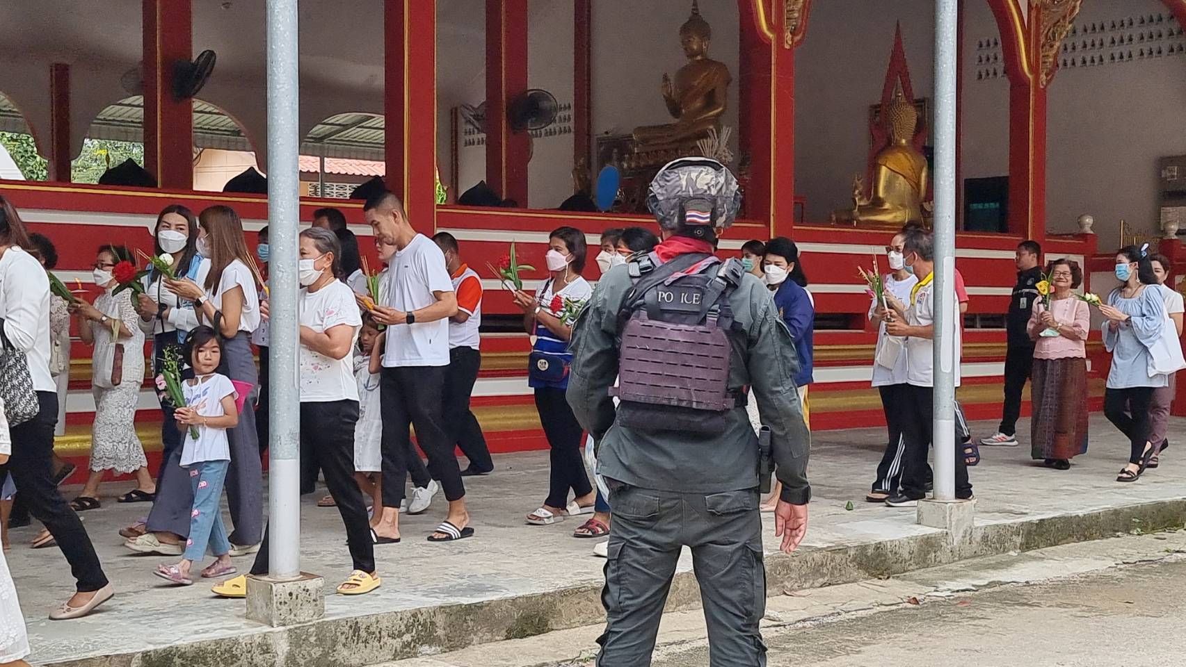 ยะลาคึกคัก! ชาวไทยพุทธ ร่วมเวียนเทียน “อาสาฬหบูชา” ท่ามกลางทหาร ตำรวจ ดูแลความปลอดภัยเข้มงวด