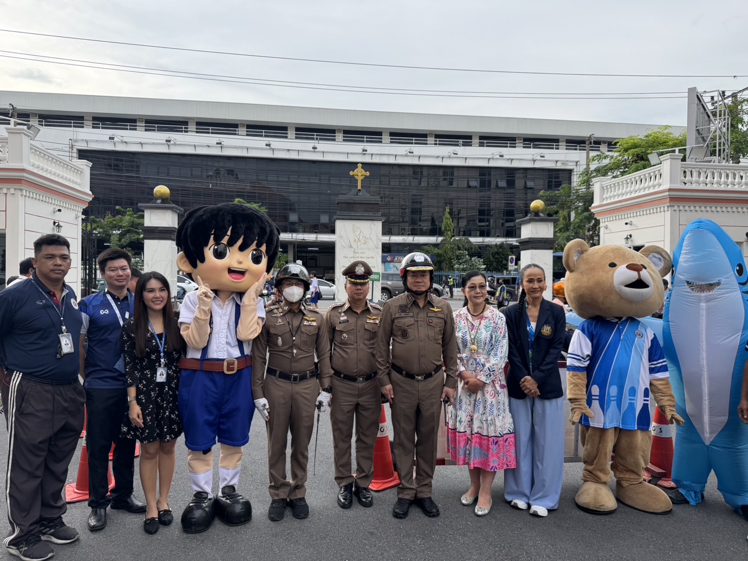 รอง ผบช.น.ร่วมตรวจสภาพการจราจรหน้าโรงเรียนเซนต์คาเบรียล