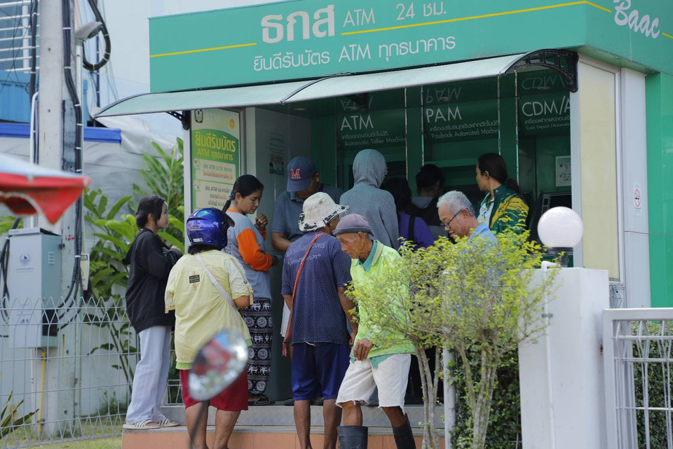 เงินเยียวยาถึงมือ! ชาวบ้านกรวดแห่กดแน่นธนาคาร ธ.ก.ส.เติมตู้ 2 รอบแทบไม่ทัน 
