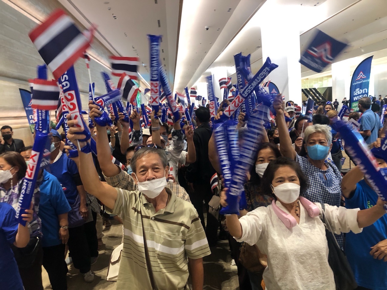 ปชช.แห่ฟัง "ลุงตู่" ขึ้นเวทีปราศรัย ปลุกช้างศึกเลือก "รทสช." ช่วงโค้งสุดท้ายหาเสียงเลือกตั้ง