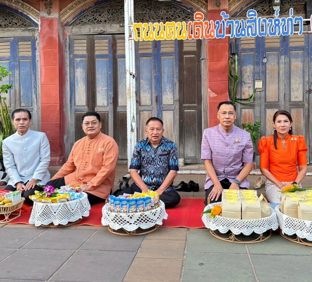 ผู้ว่าฯยโสธร นำข้าราชการพ่อค้าประชาชนตักบาตรย้อนยุควิถีถิ่น วิถีไทย