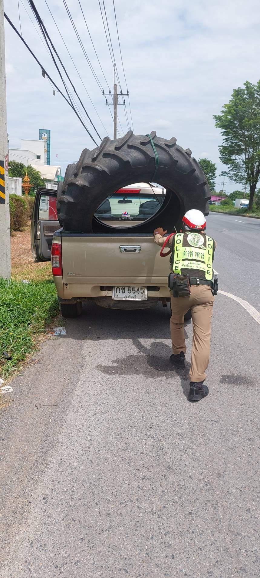 ชื่นชมตำรวจ จร.ปากพลีช่วยเหลือประชาชนรถเสียกลางถนน