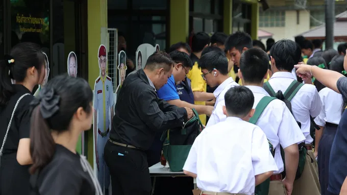 เปิดเทอมวันแรก “เทพศิรินทร์ นนทบุรี” หลังโศกนาฏกรรม คุมเข้มหน้าโรงเรียน ตั้งจุดคัดกรองป้องกันอาวุธ