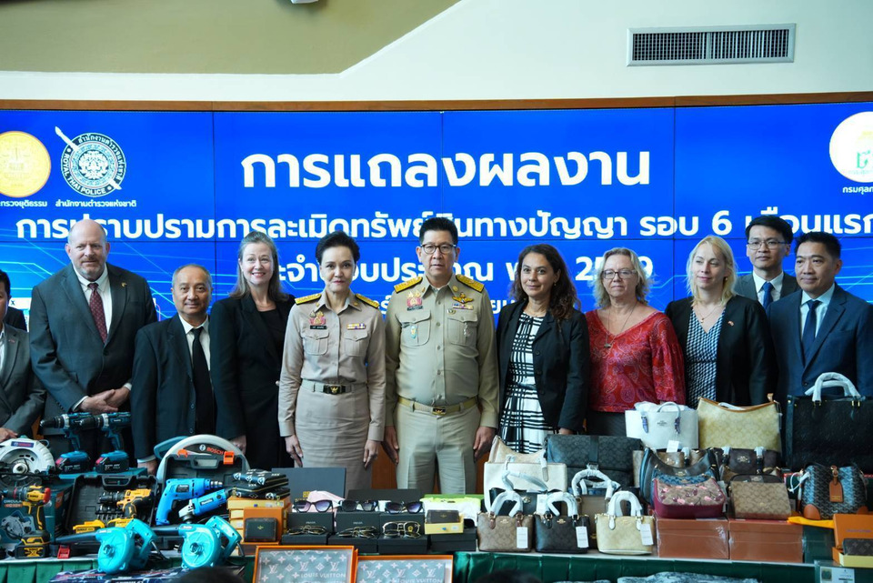 รัฐบาลผนึก “เศรษฐกิจ-ความมั่นคง-ยุติธรรม” ปราบสินค้าละเมิดฯ 6 ด. จับ 332 คดี ยึดกว่า 1.3 ล้านชิ้น มูลค่าเสียหายทะลุ 2.3 พันล.