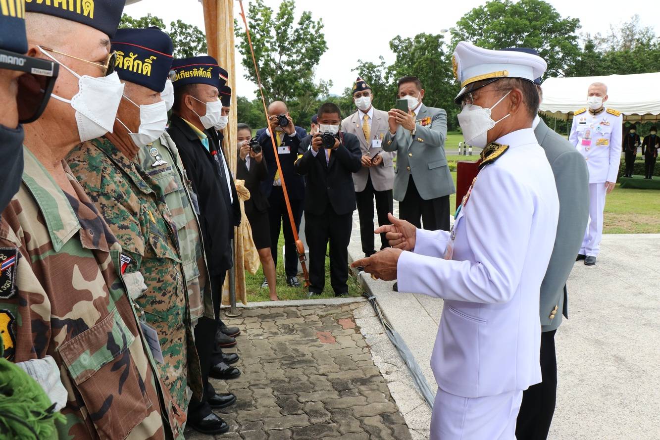 องคมนตรีเป็นผู้แทนพระองค์วางพวงมาลาที่อนุสาวรีย์ทหารผ่านศึกเวียดนามกาญจนบุรี
